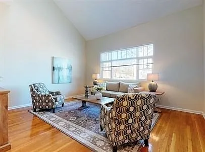 5 bed, 2.5 bath, 1960 sqft, $5,600 — Photo 3