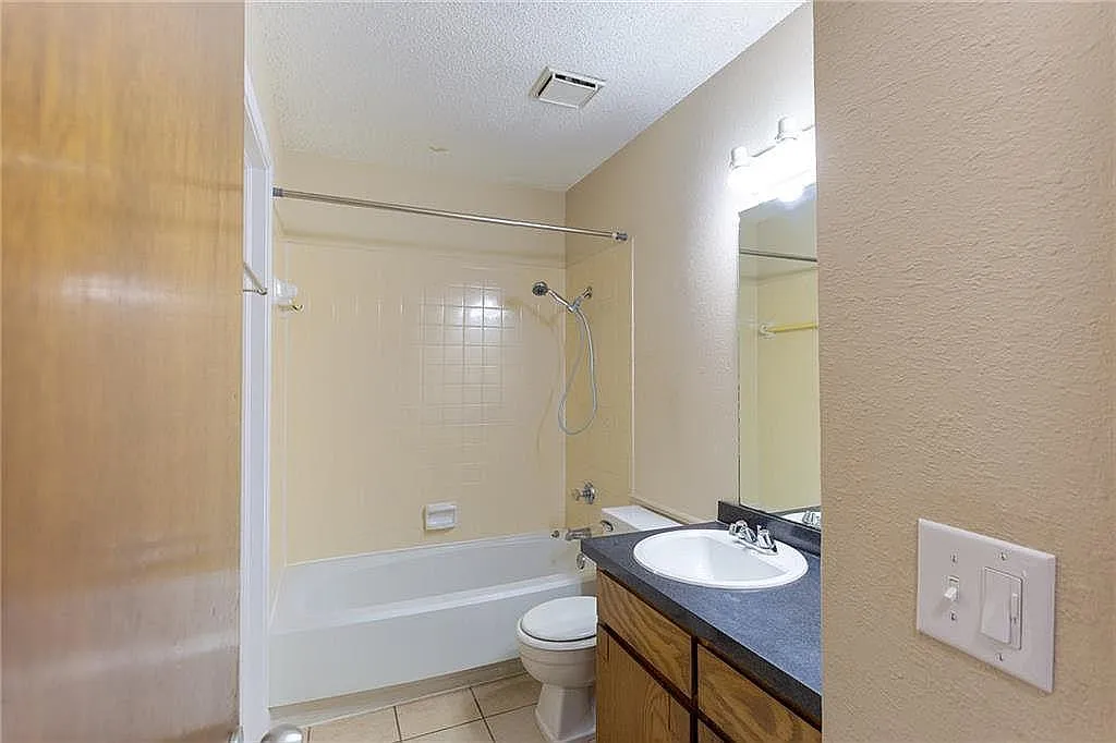 3 bed, 1.5 bath, 1279 sqft, $1,415 — Photo 3