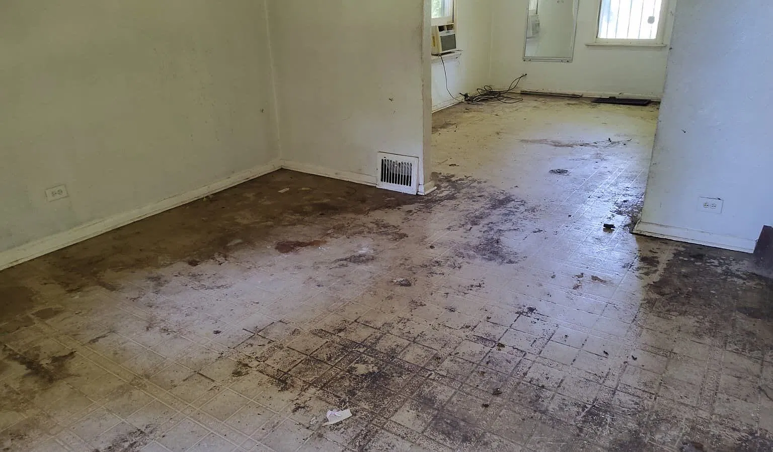 3 bed, 720 sqft, $555 — Photo 3