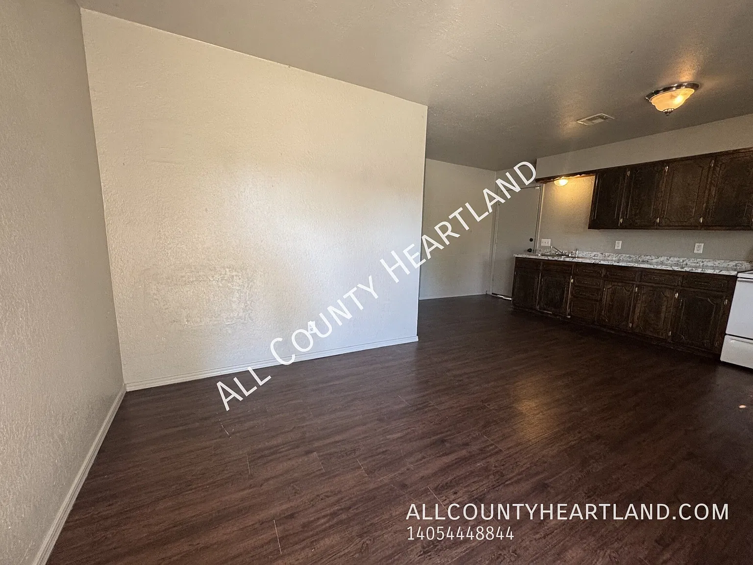 Charming 2-Bedroom Duplex in El Reno with FREE Onsite Laundry! — Photo 3