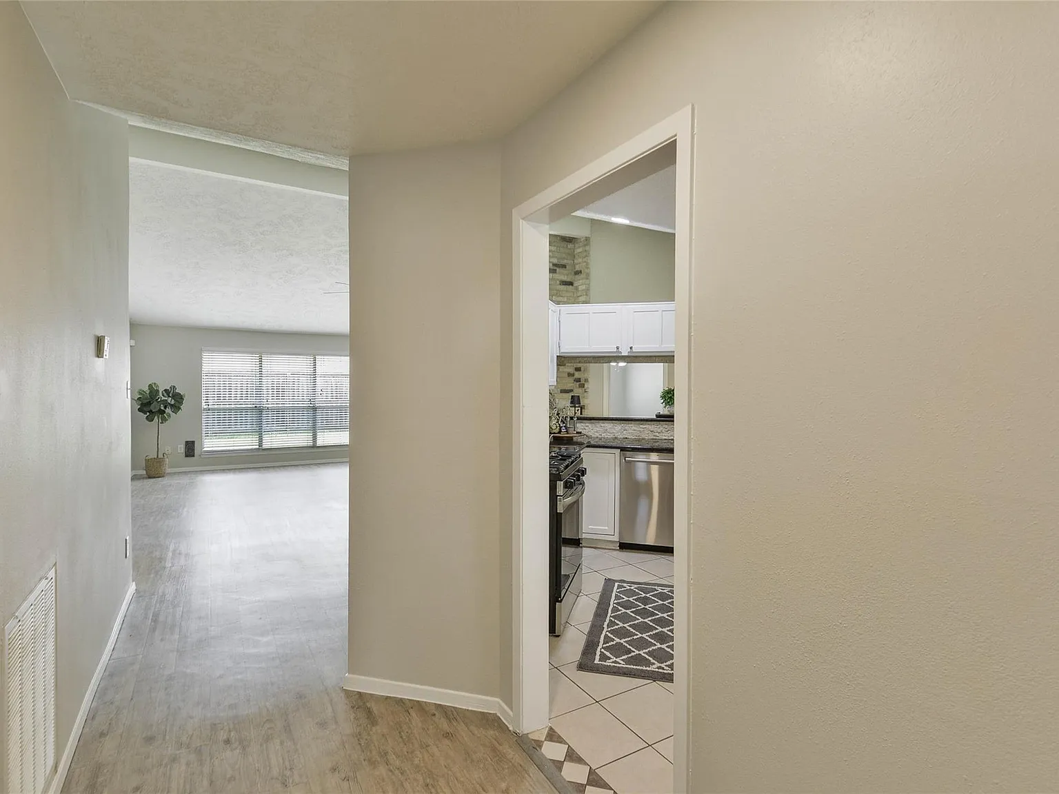 4 bed, 2.0 bath, 1858 sqft, $1,950 — Photo 4