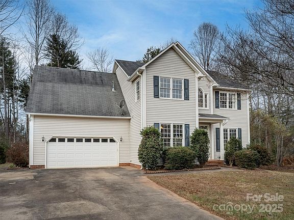 3rd image of 613 Carolina Holly Way