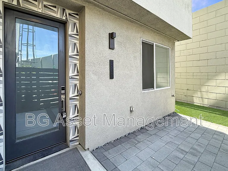 3909 Wattling St — Photo 35