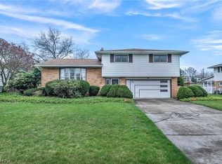 860 Long Ridge Dr, Seven Hills, OH 44131