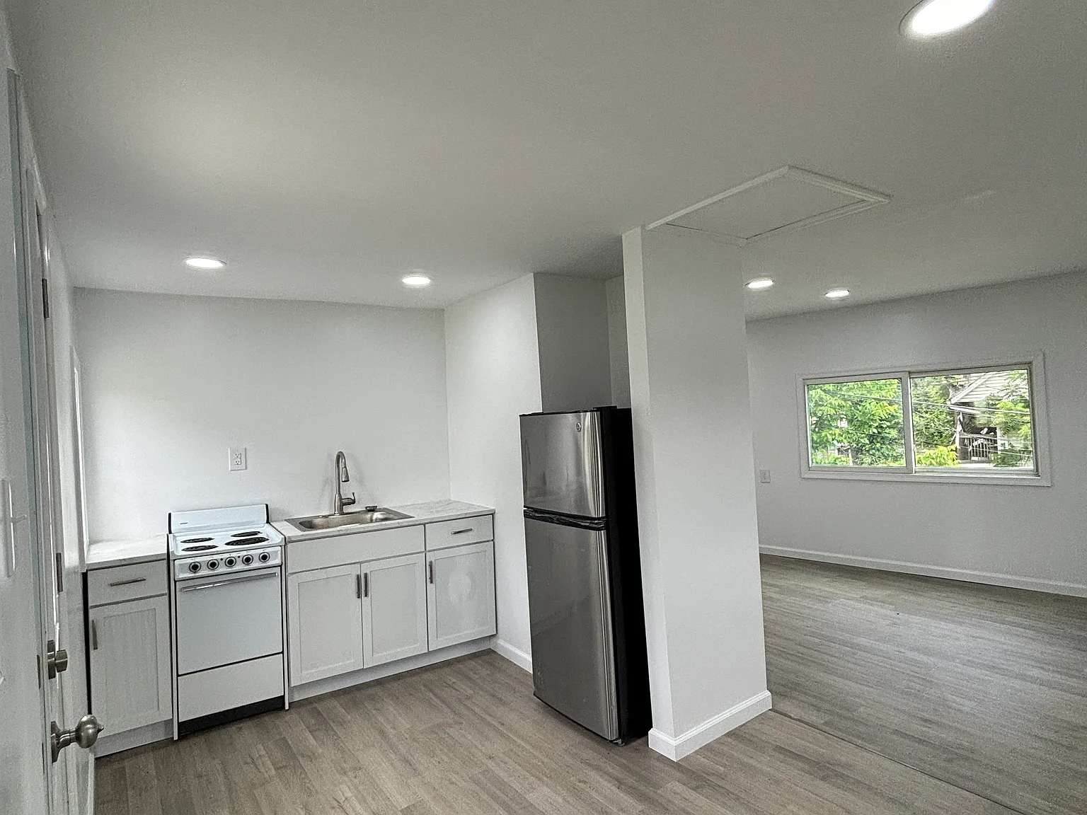 218 Elm St — Photo 3
