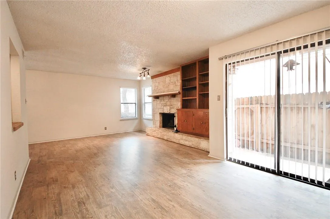 2 bed, 1.5 bath, 1136 sqft, $1,400 — Photo 3
