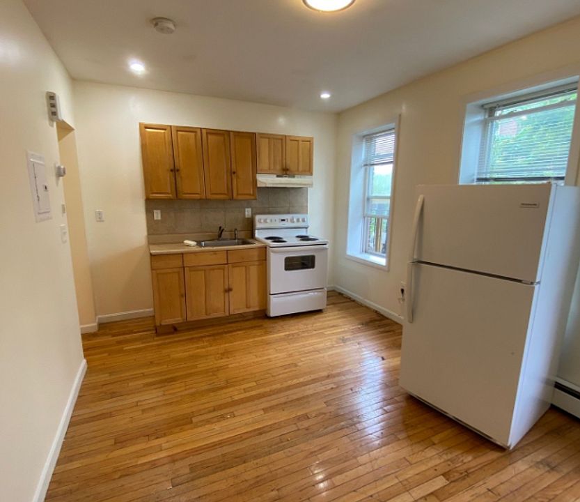 1st image of 144 Chelsea St APT 1R
