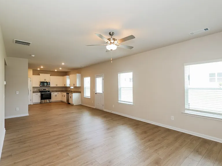636 Mackenzie Cv — Photo 9