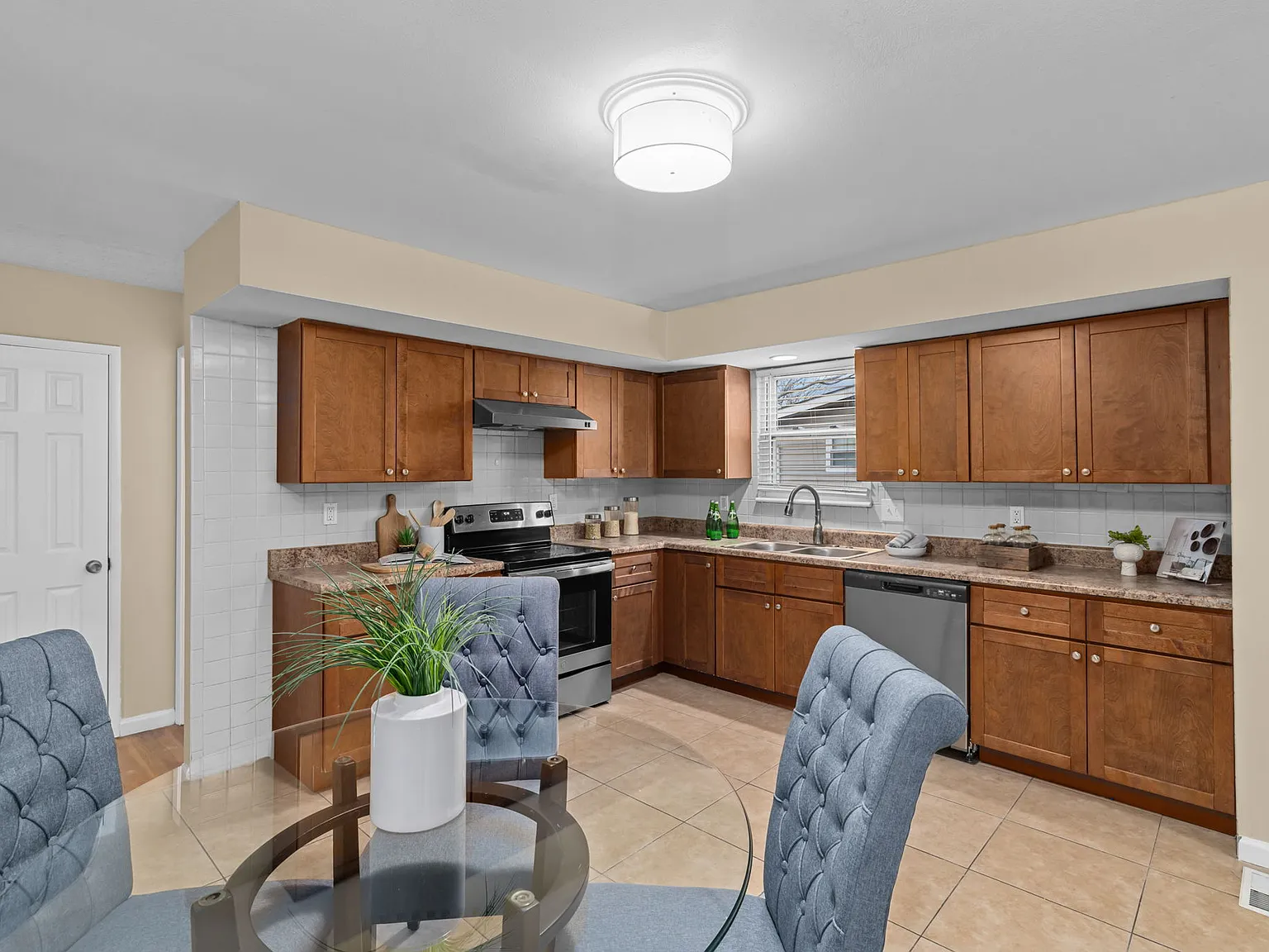 3 bed, 1049 sqft, $1,800 — Photo 3