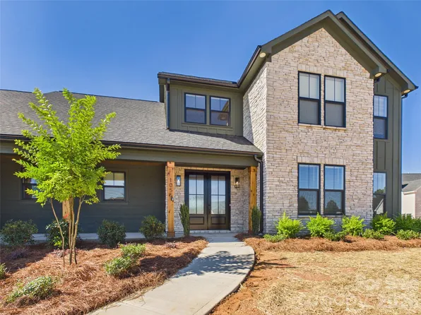 1055 Rolling Meadows Dr, Mooresville, NC 28115
