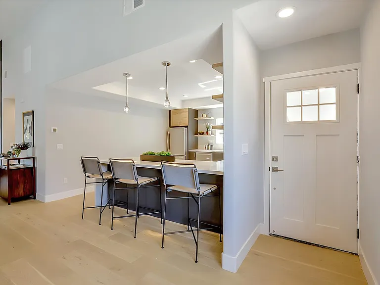 914 Everett Ave — Photo 5