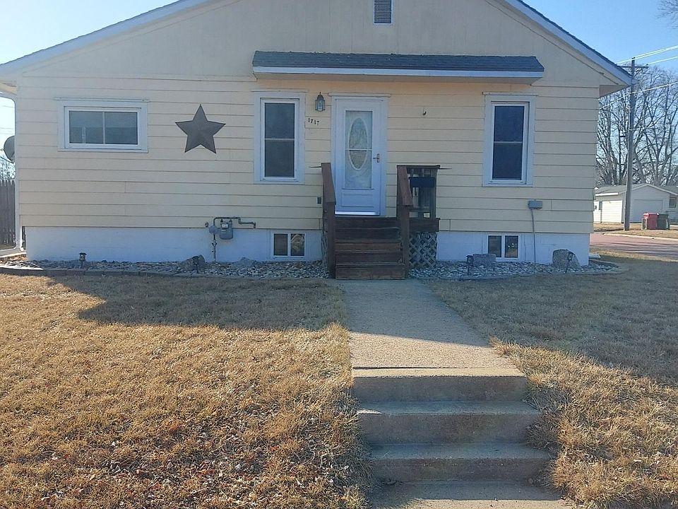 1st image of 1717 College St