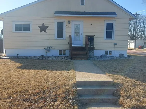 1717 College St, Yankton, SD 57078