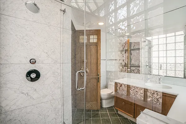 Rented by Bond New York | media 25