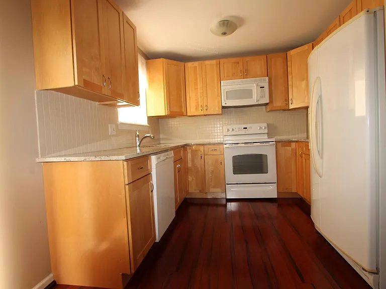 579 Churchill Dr — Photo 3