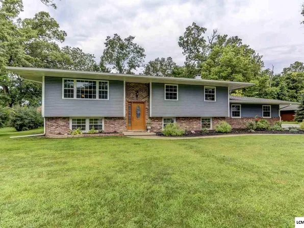 23 Pebble Beach Dr, Lincoln, IL 62656