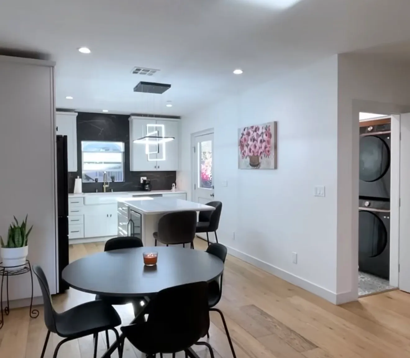 2 bed, 2.5 bath, 1225 sqft, $4,000 — Photo 2