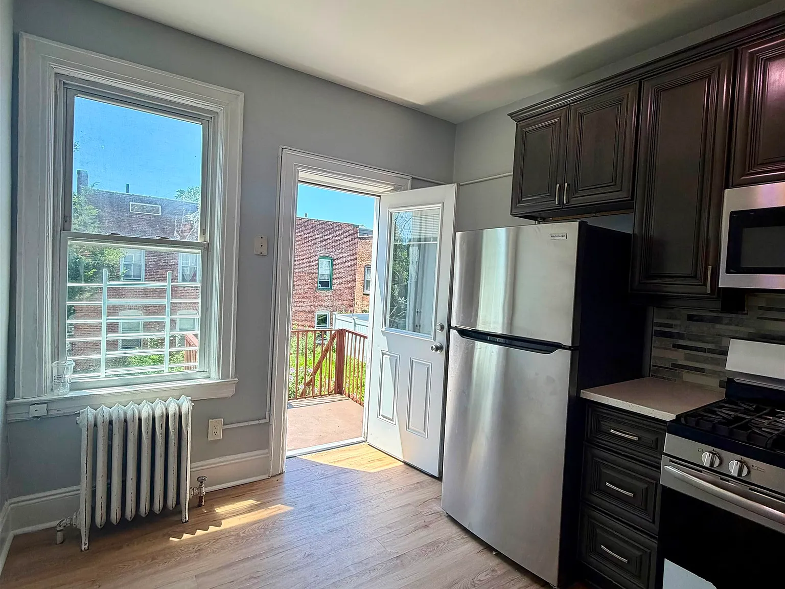 3 bed, 1.0 bath, 1500 sqft, $2,990 — Photo 2