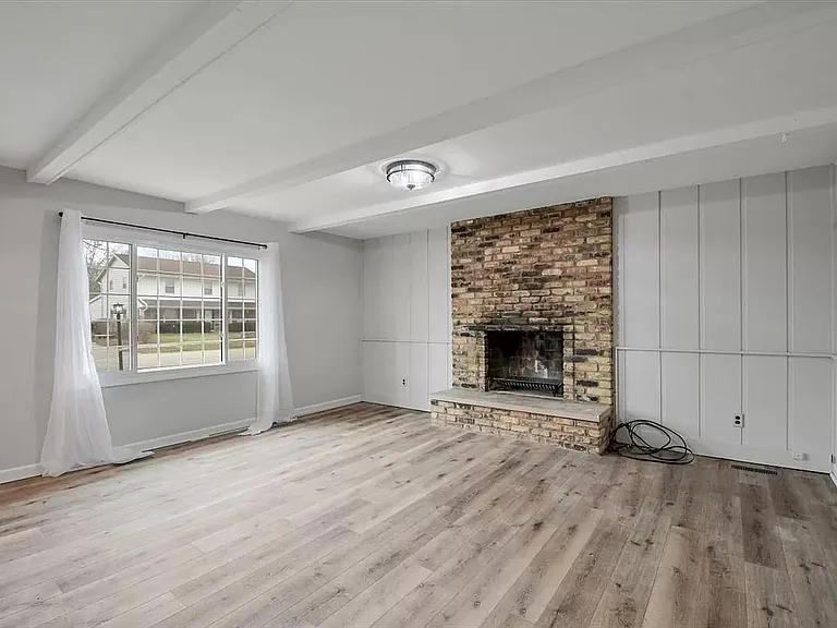 810 Centennial Dr — Photo 7