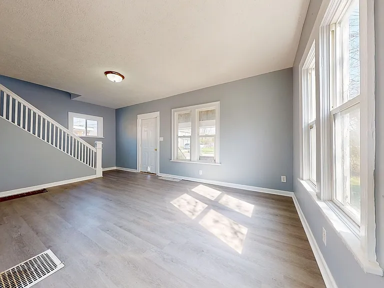 396 Grace St — Photo 2