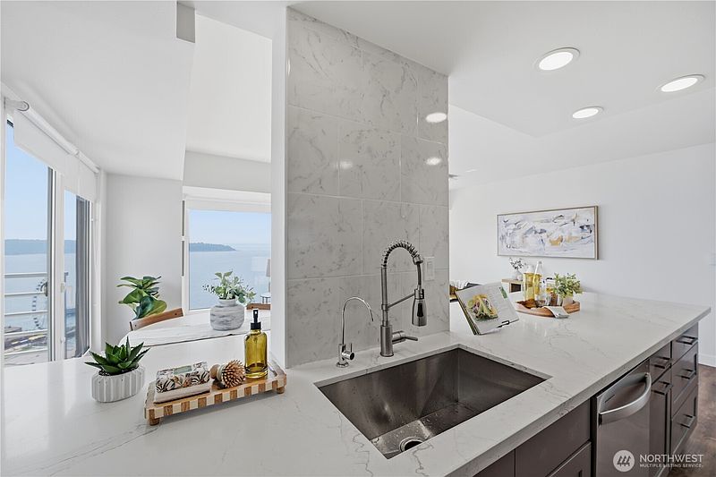 5th image of 1415 2nd Avenue #1909