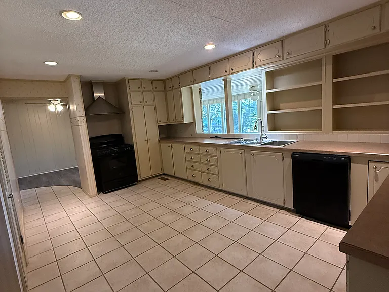 2303 S Memorial Dr — Photo 8
