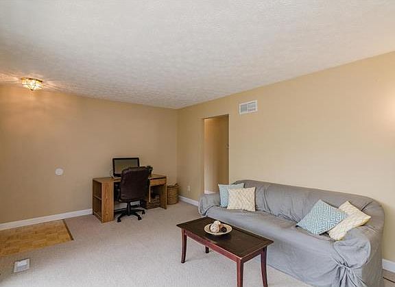 4th image of 22 Hickory Hill Ln
