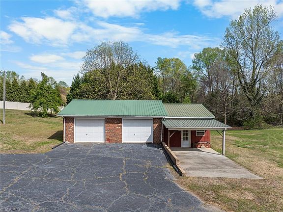 3rd image of 2906 Leonard Rd
