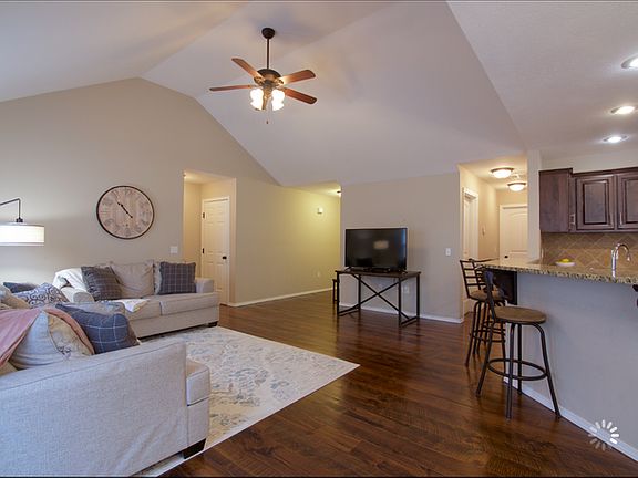 3rd image of 427 W Madrid St