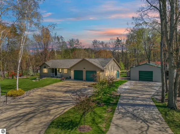 6304 Avon Ln, Cadillac, MI 49601