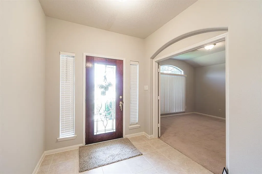 3 bed, 2382 sqft, $2,400 — Photo 2