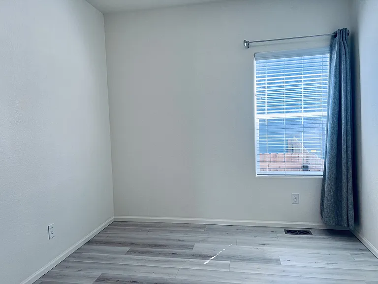 370 Maple St — Photo 11