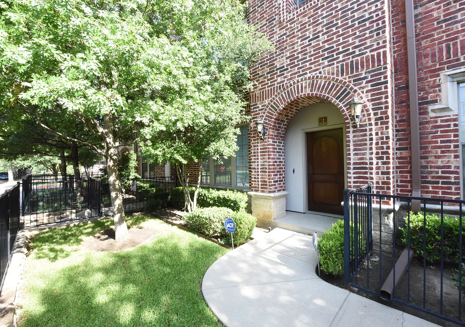 Beautiful 3-Story Lakewood Townhome! — Photo 3