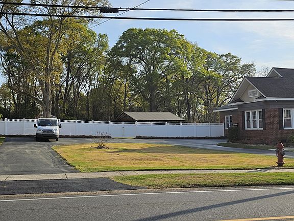 3rd image of 503 Forsyth St