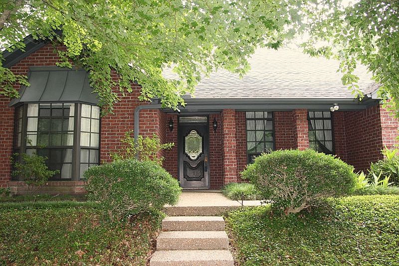 1st image of 2806 Chaparral Dr