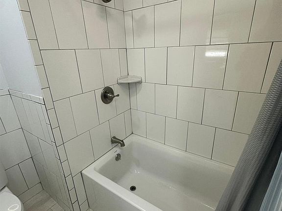 5th image of 111 Bayview Dr #1