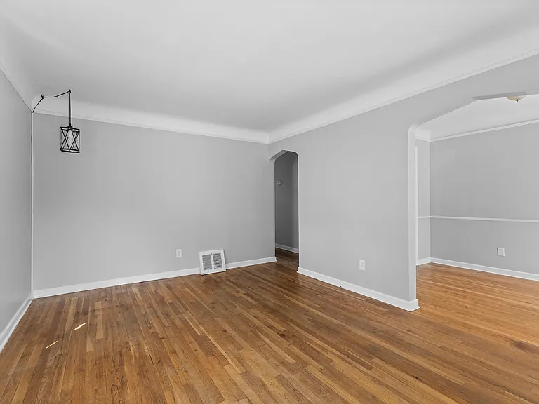 21328 Audette St — Photo 4