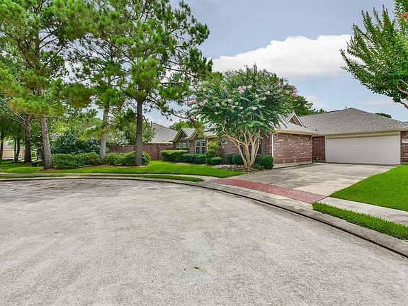 House sits in a cul-de-sac street.  Lots of privacy and little traffic!