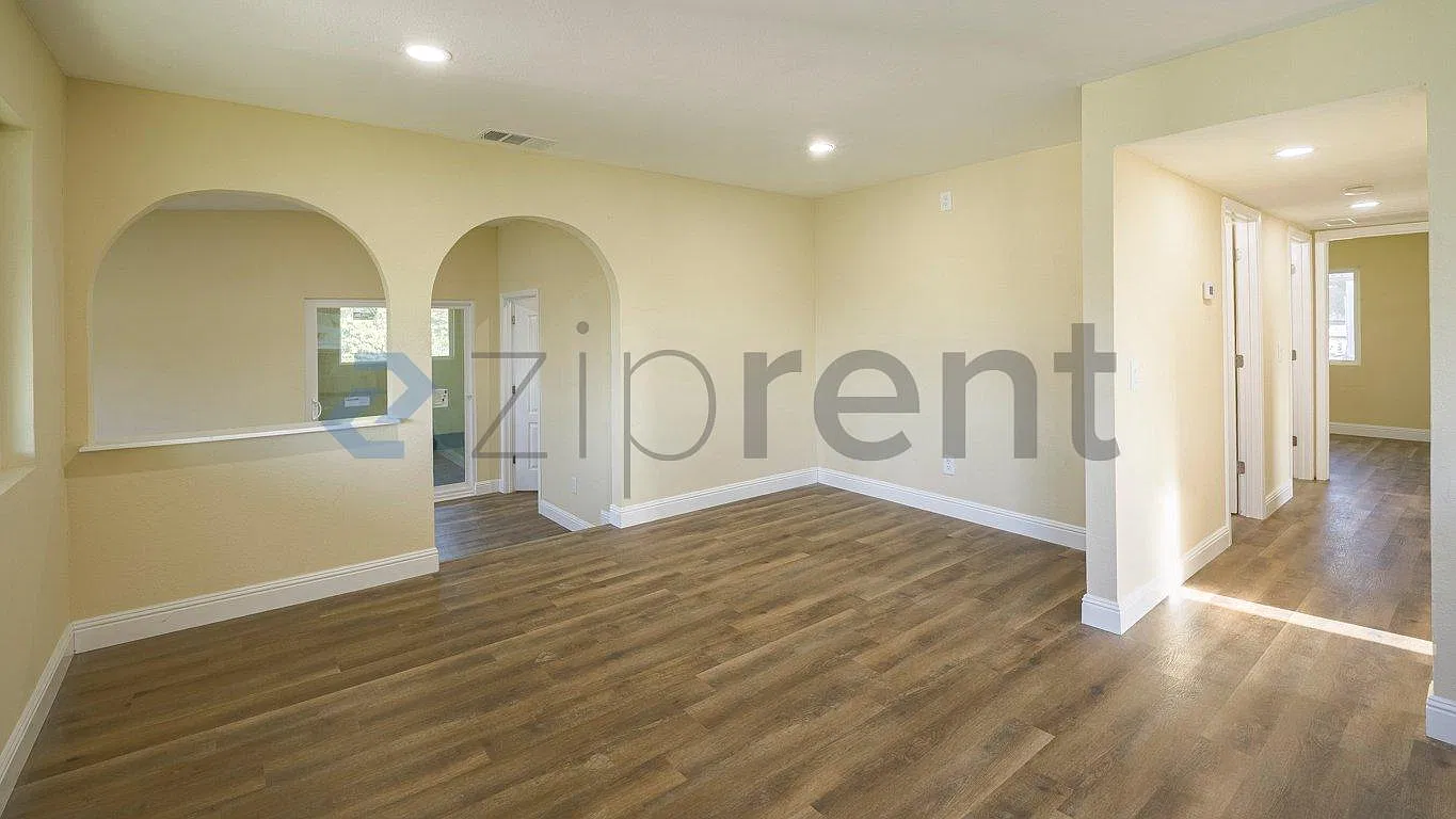 3 bed, 956 sqft, $3,000 — Photo 2