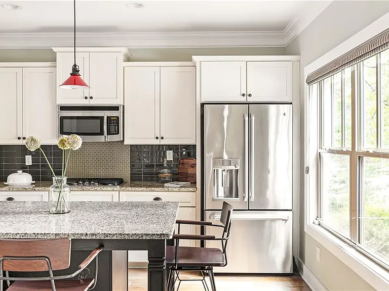 1333 Oakview Rd — Photo 9