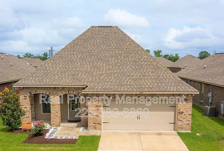 1870 Oakwood Dr — Photo 1