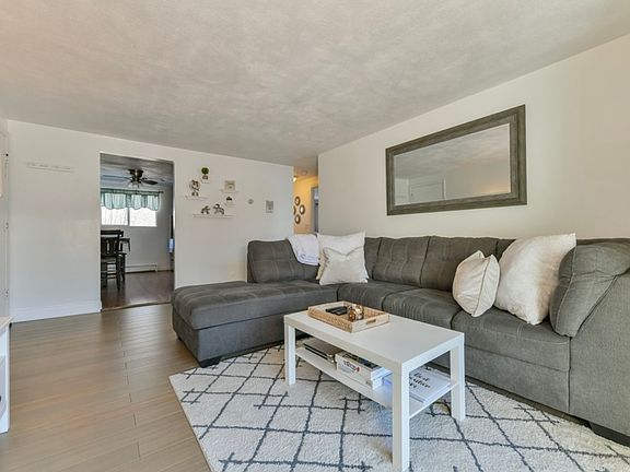 3rd image of 9 Woodcrest Ct APT 4