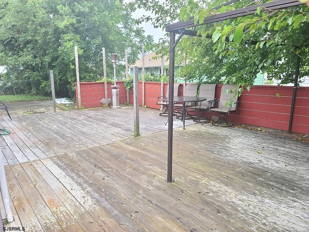 3 bed, 1.5 bath, $2,450 — Photo 2