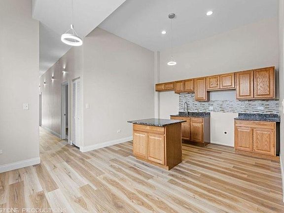 5th image of 8915 S Commercial Ave #1M
