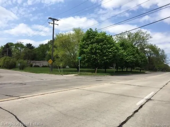 26231 Franklin Rd, Southfield, MI 48033
