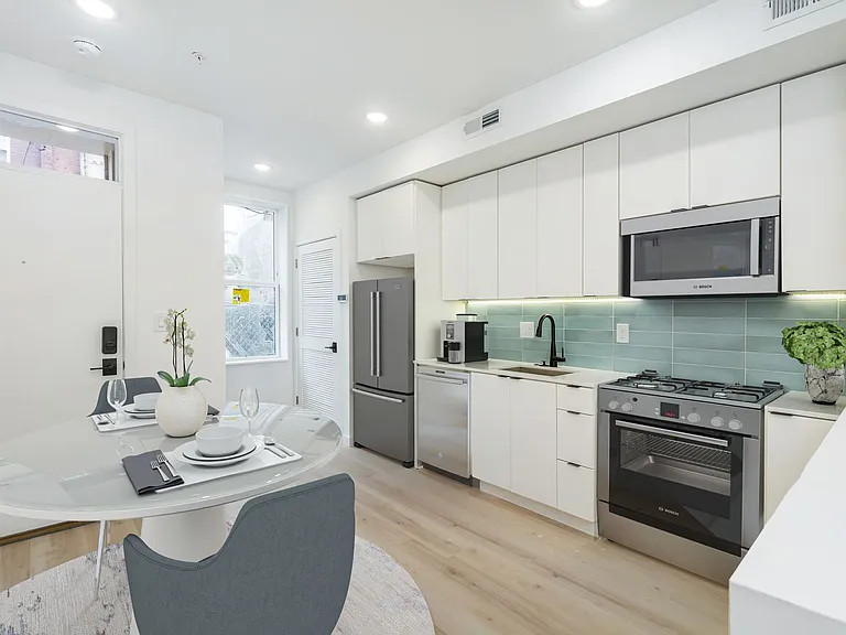 2722 N Hope St — Photo 3