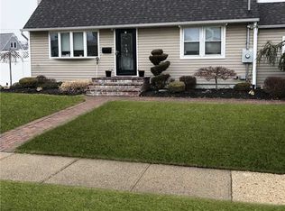 29 Cinque Dr, Farmingdale, NY 11735