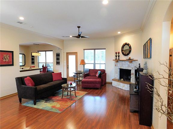 4th image of 330 Arbors Cir