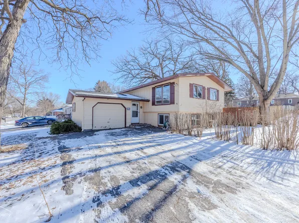 2017 W Oakleaf Dr, McHenry, IL 60051