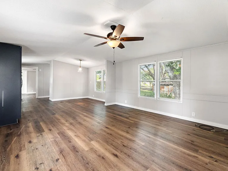 215 Loranger Dr — Photo 2
